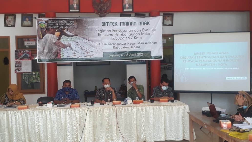 Perajin Mainan Anak-anak Karanganyar Dibimbing Kembangkan Usaha